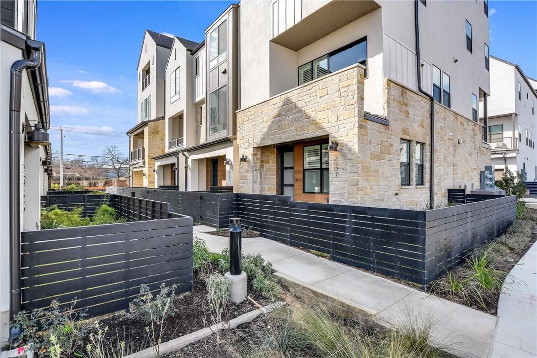3905  Vantage Dr