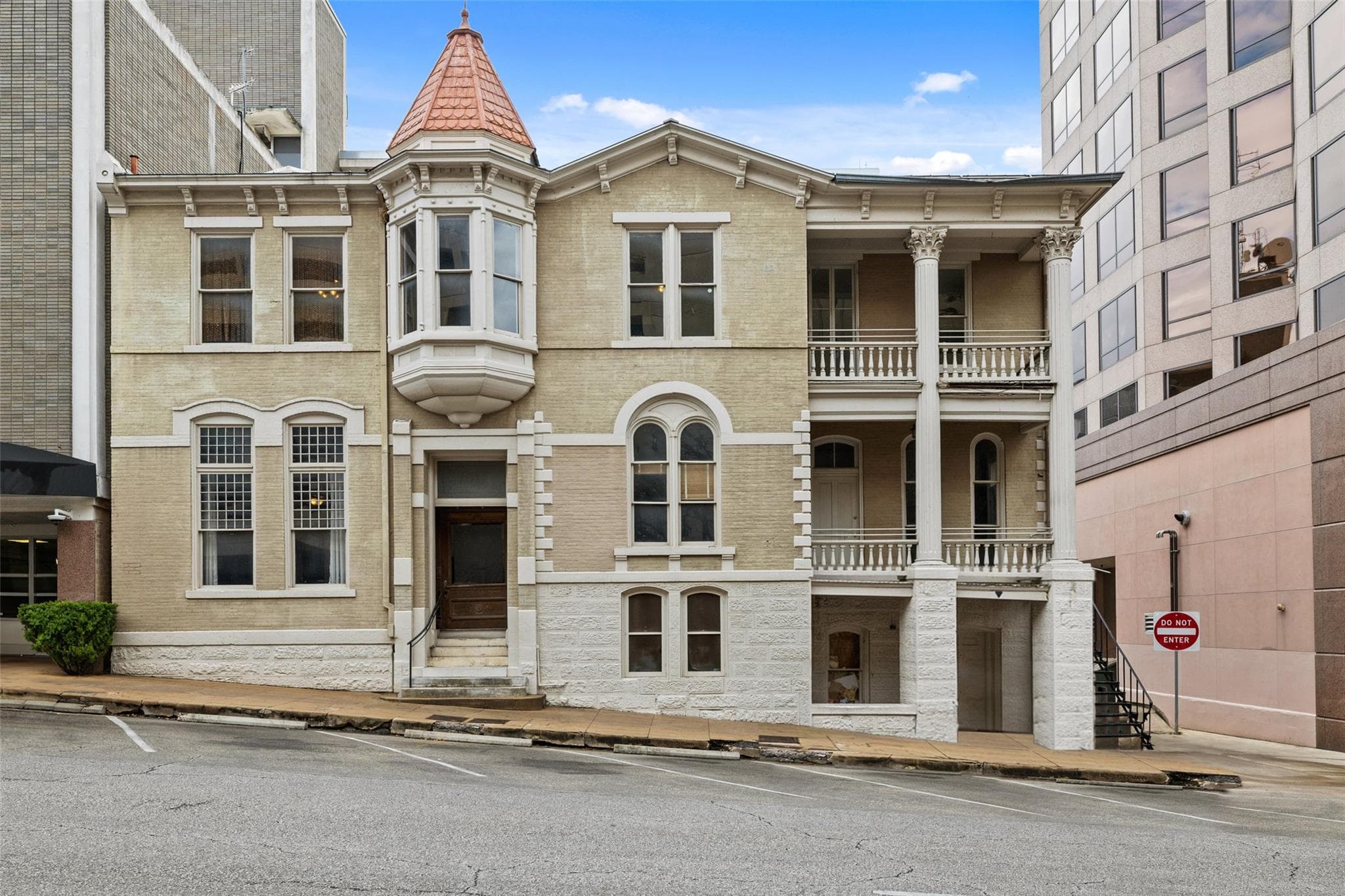 109 E 10th St
