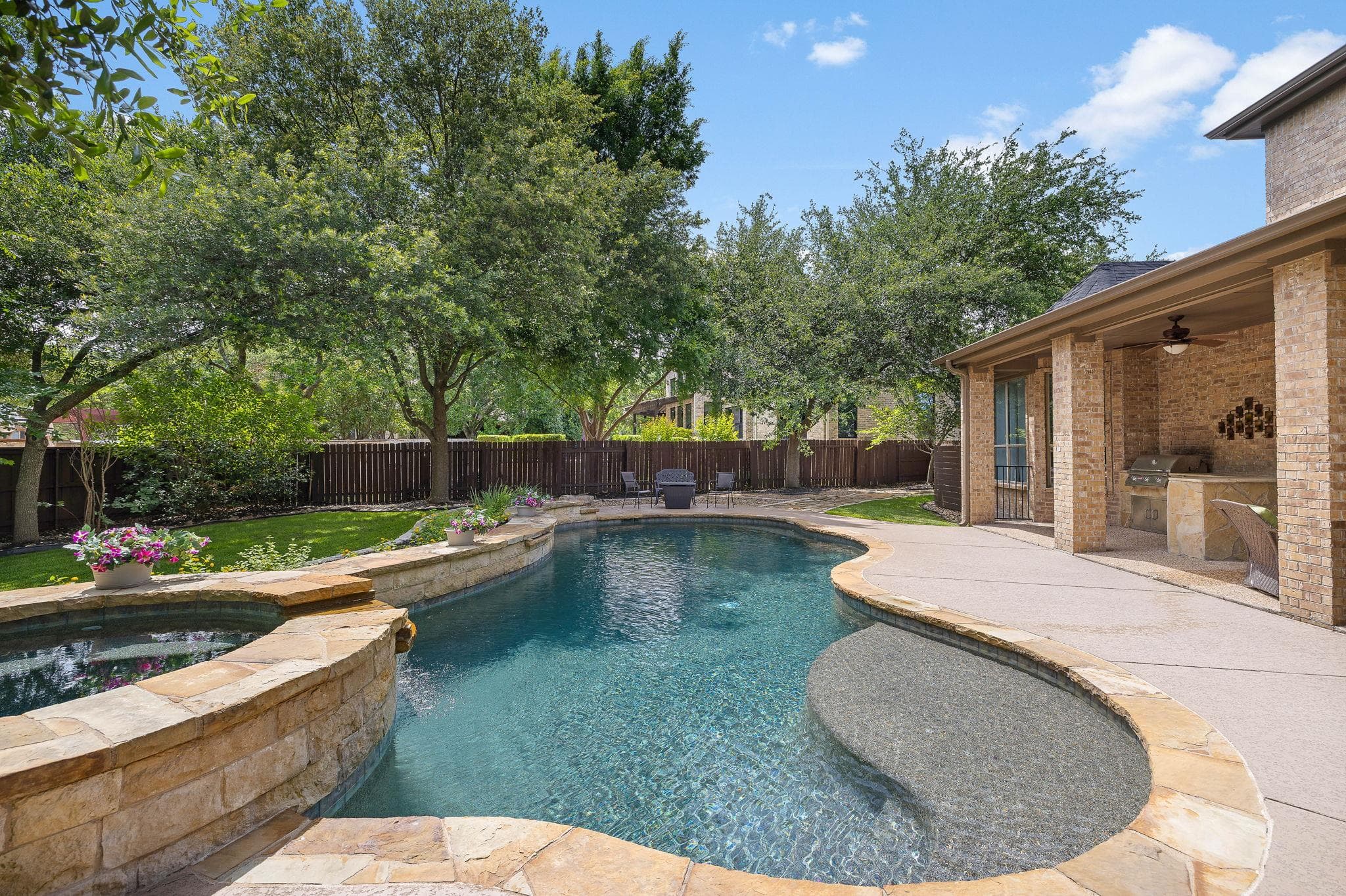 2237  Hamlet Cir