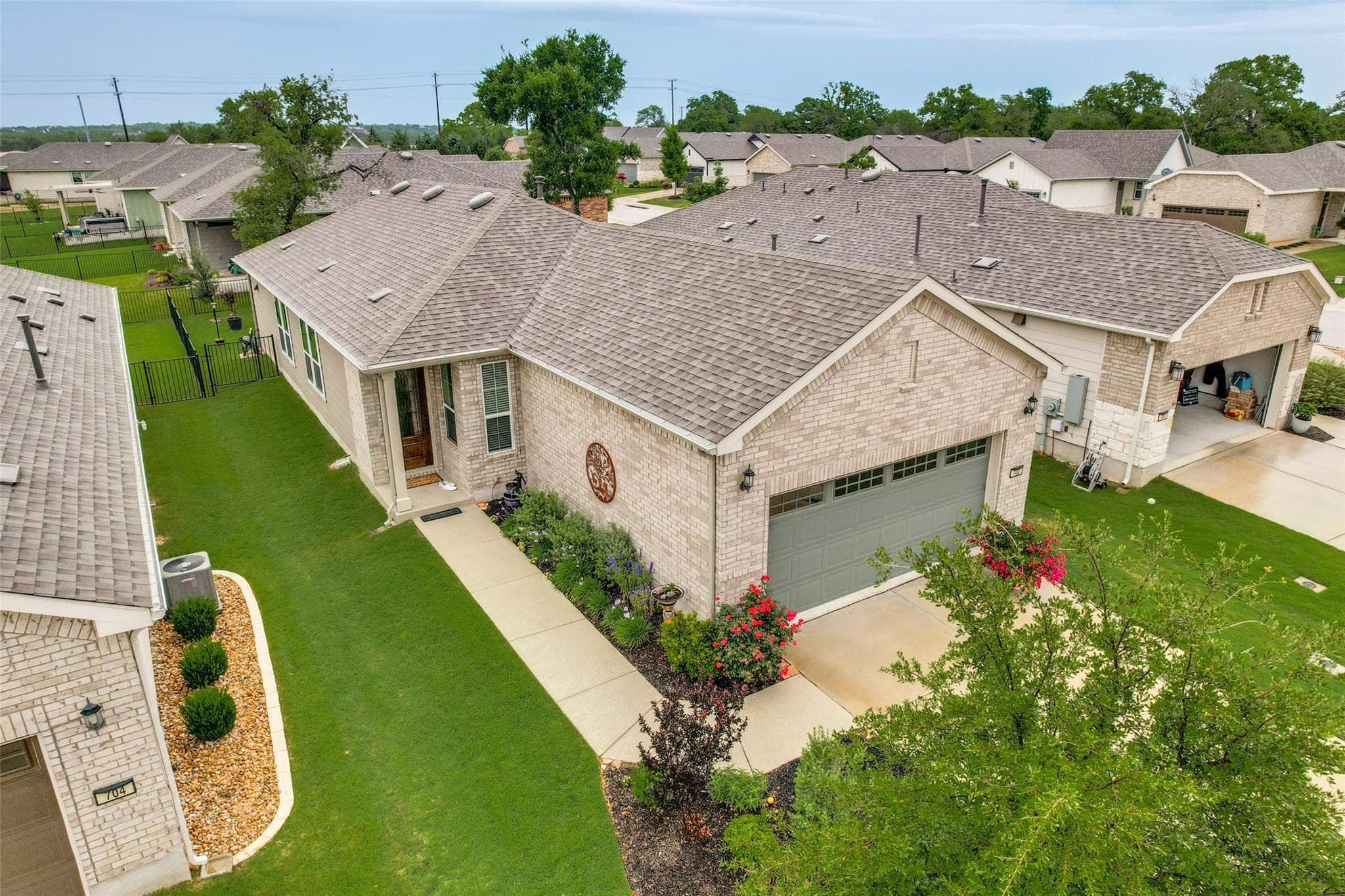 702  Saratoga Ln