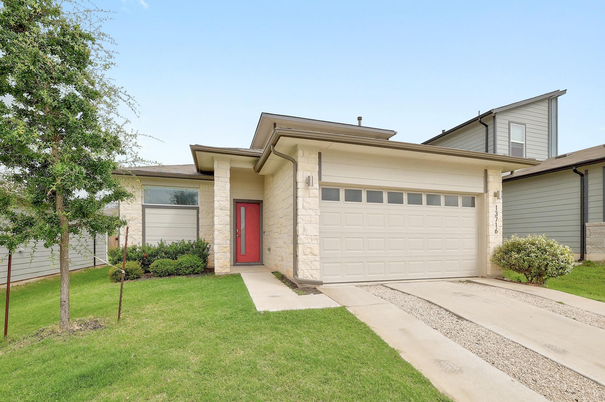 13716  Zuhause Dr