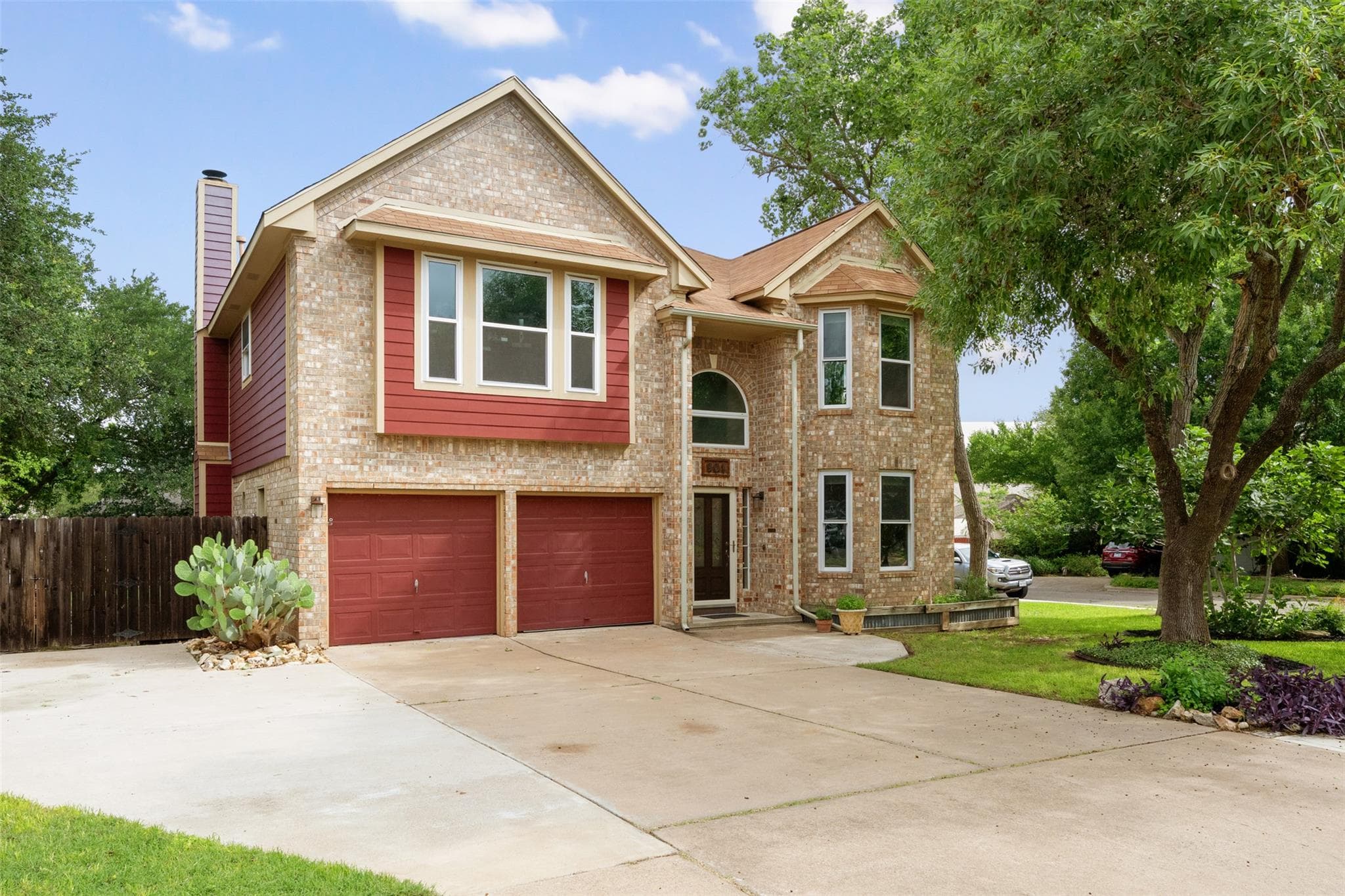 901  Forest Trl