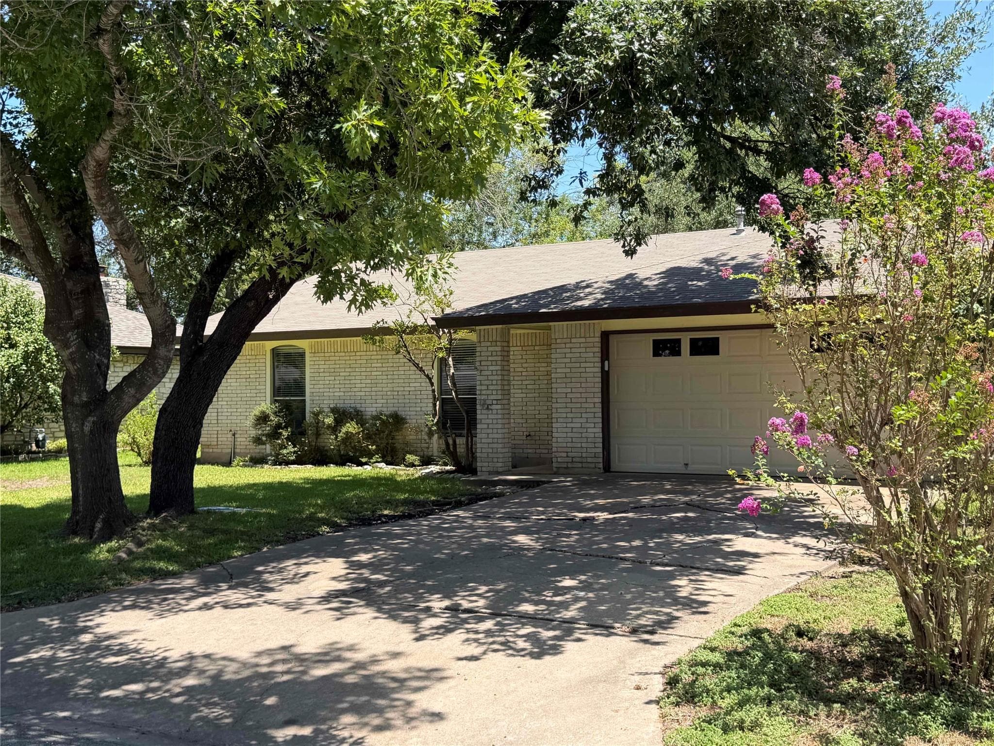 606  Brookhollow Dr