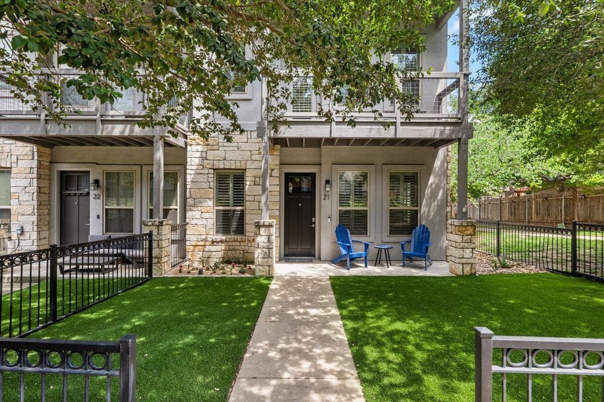 2520 Bluebonnet Ln #21