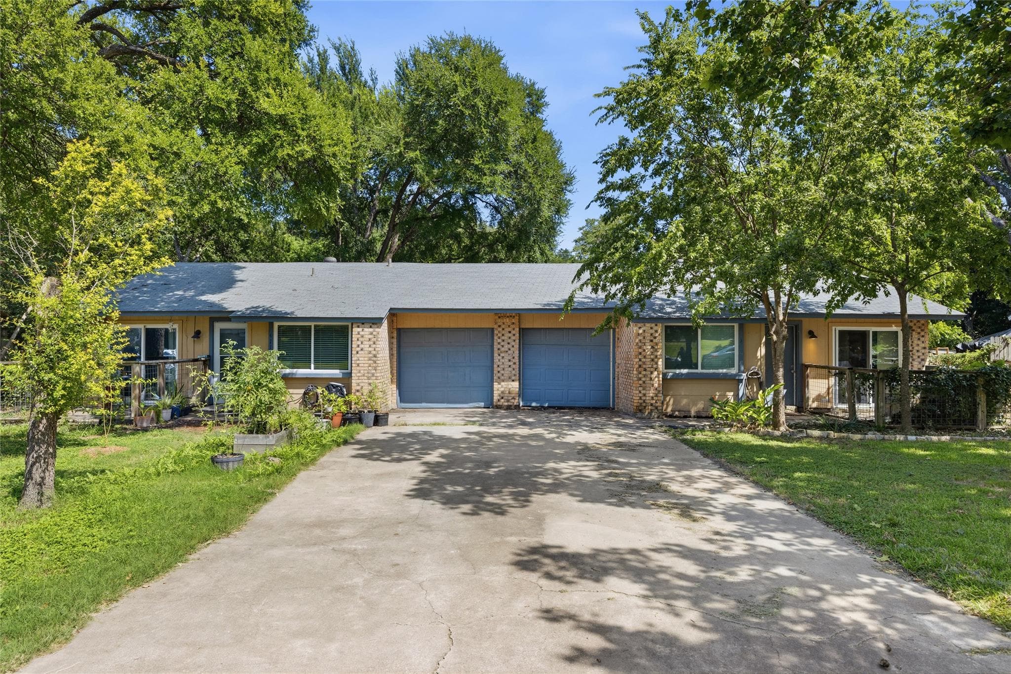 409/411  Lake Creek Cir