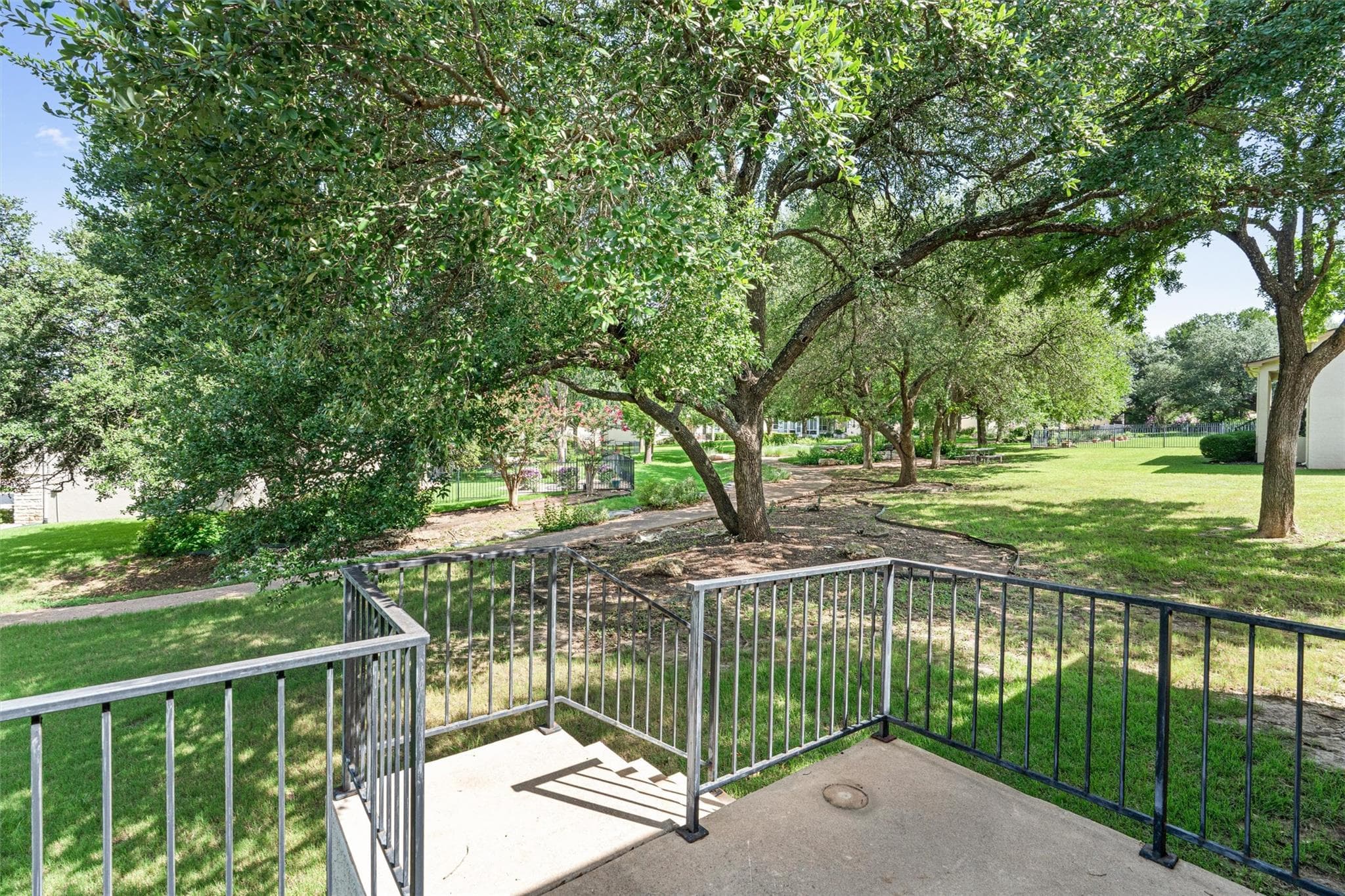 121 Larkspur Ln