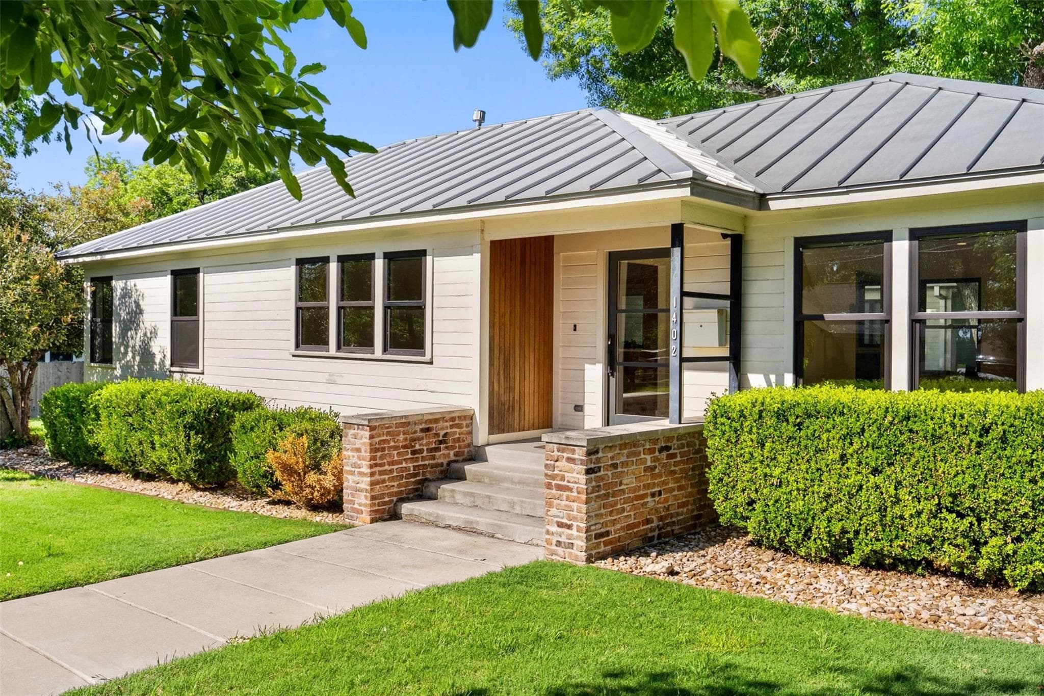 1402 Hutto Rd