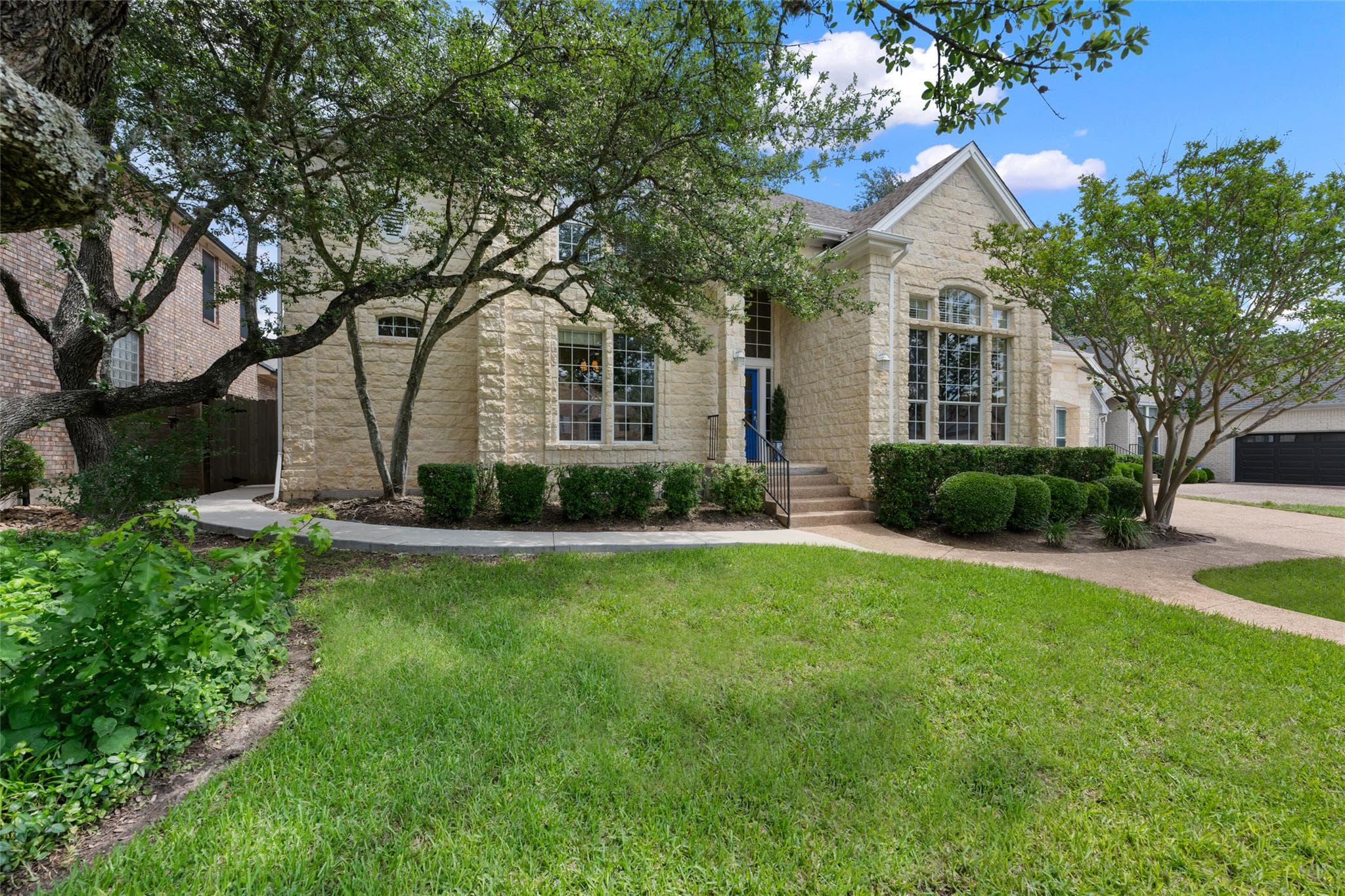 8004 Bottlebrush Dr