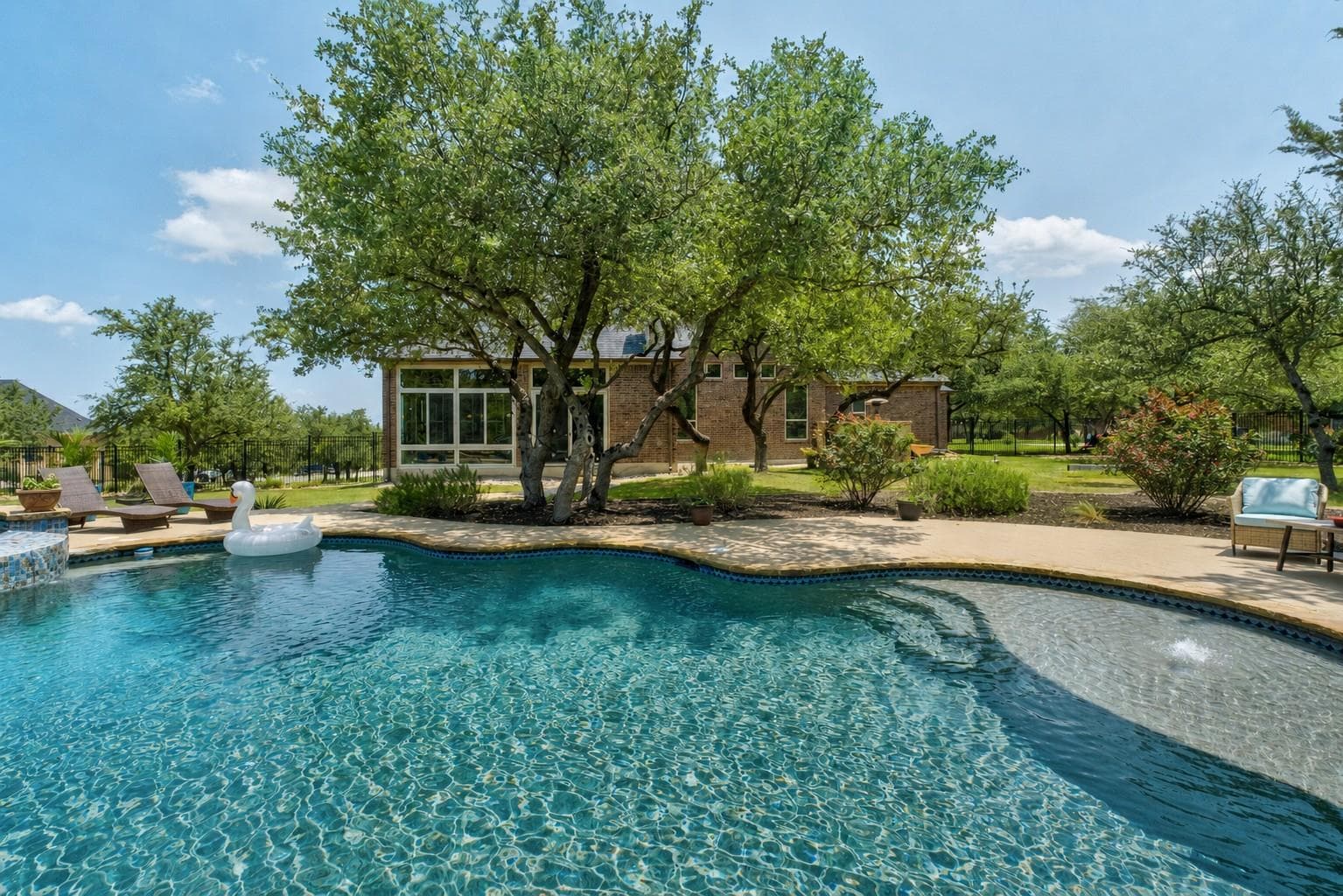 9400 STRATUS Dr