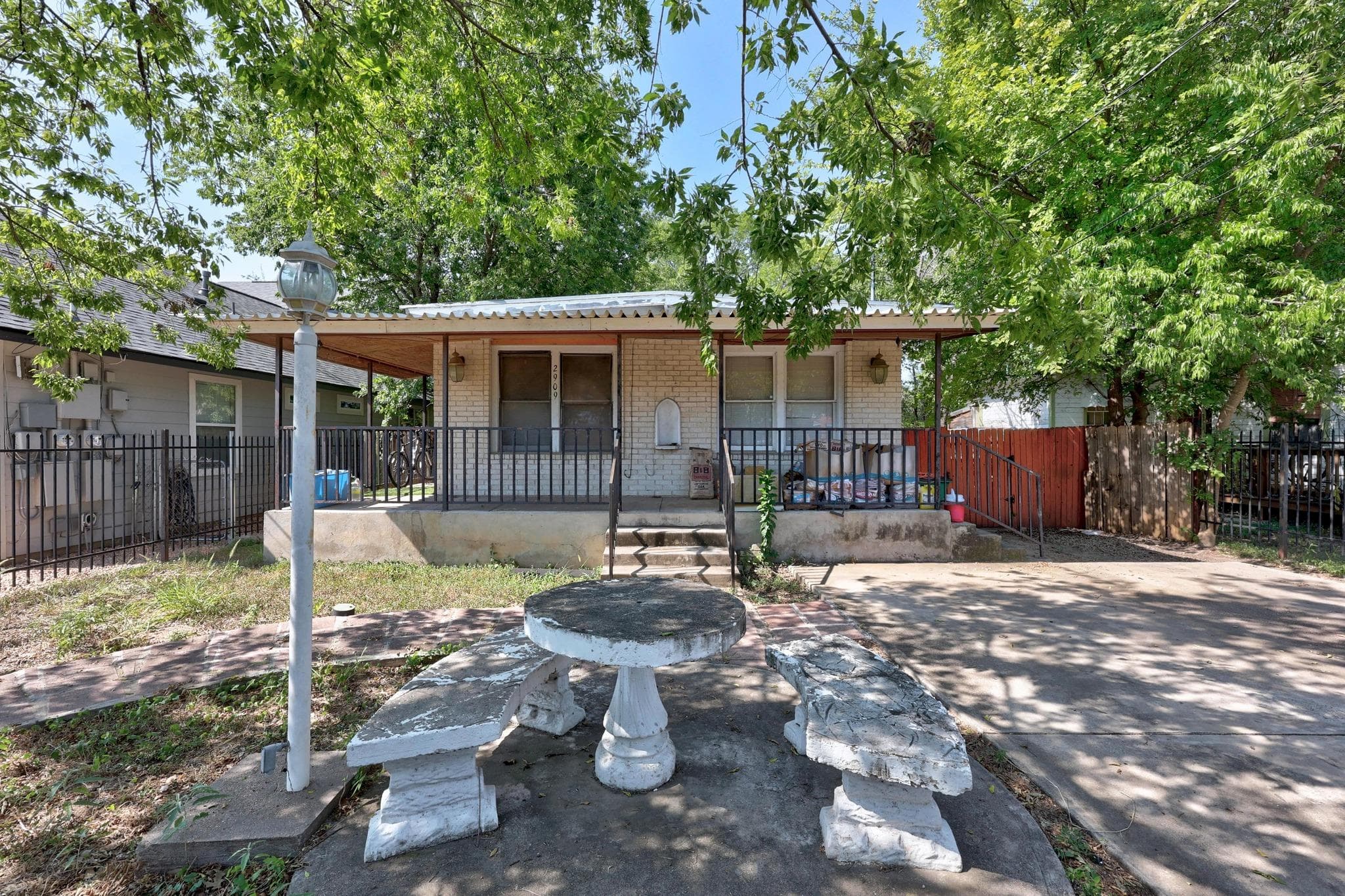 2909 E 5th St